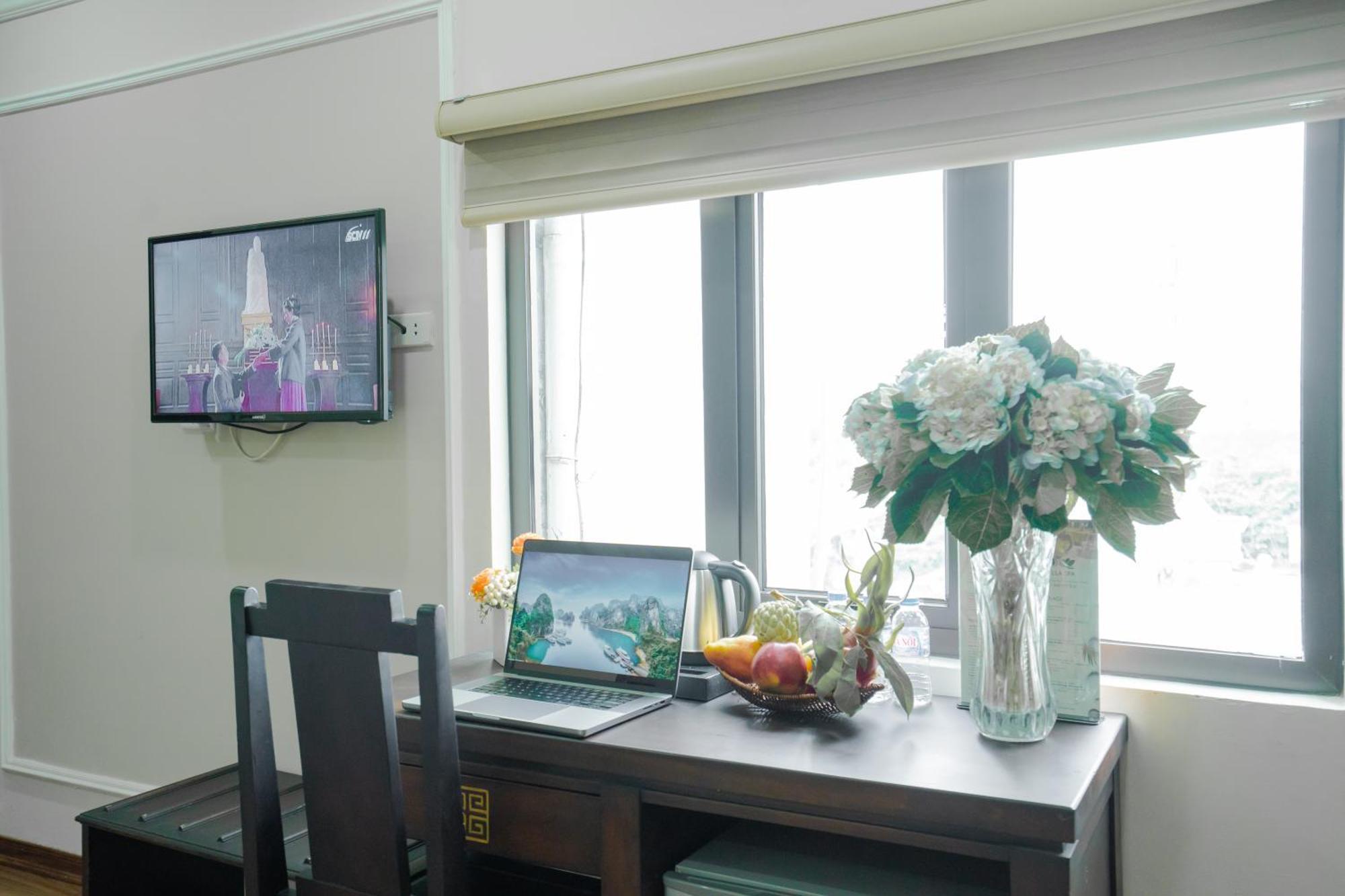 Ha Noi Lake View Hotel & Travel Hanoi Exterior photo