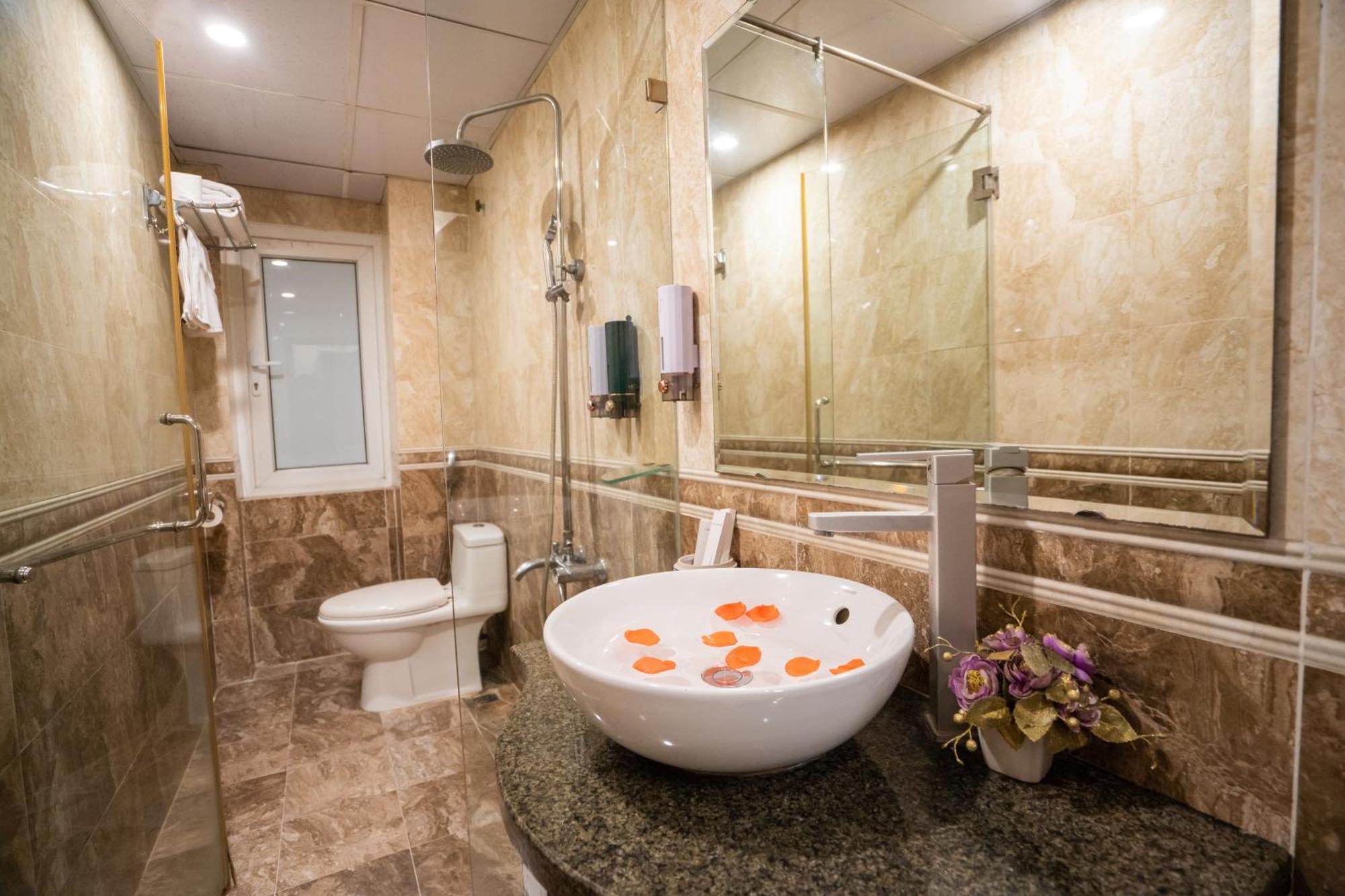 Ha Noi Lake View Hotel & Travel Hanoi Exterior photo